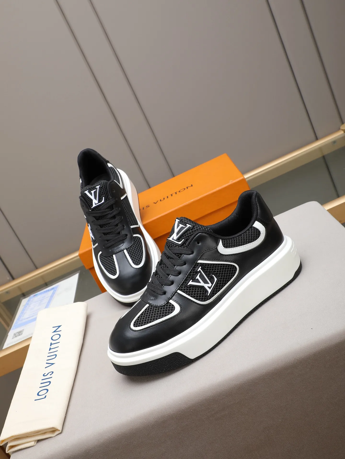 Men's shoes 💰460 New men's shoes LV fashion trend Made of first-layer calfskin➕breathable mesh lining! The foot feels super comfortable and the workmanship is impeccable. Foam ultra-light outsole, size: 38-44 (45 customized) 2 colors to choose from!